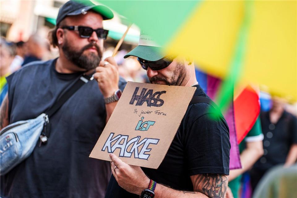 Teilnehmer einer Mahnwache auf dem Frankfurter Römerberg setzen ein Zeichen der Solidarität mit den Opfern des Angriffs auf den Berliner CSD.Andreas Arnold/dpa