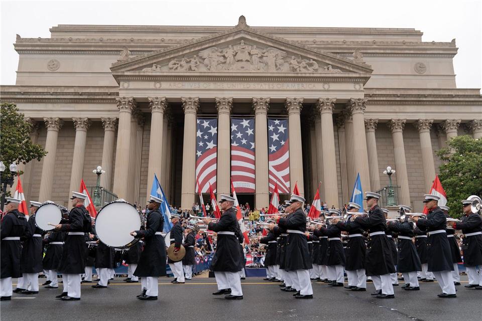 Teilnehmer einer Parade marschieren in der Nähe der National Mall.Jose Luis Magana/AP/dpa