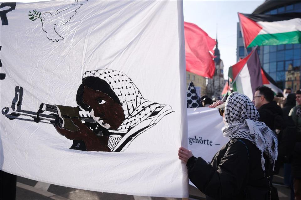 Teilnehmer einer propalästinensischen Kundgebung versammeln sich am Connewitzer Kreuz in Leipzig.Sebastian Willnow/dpa