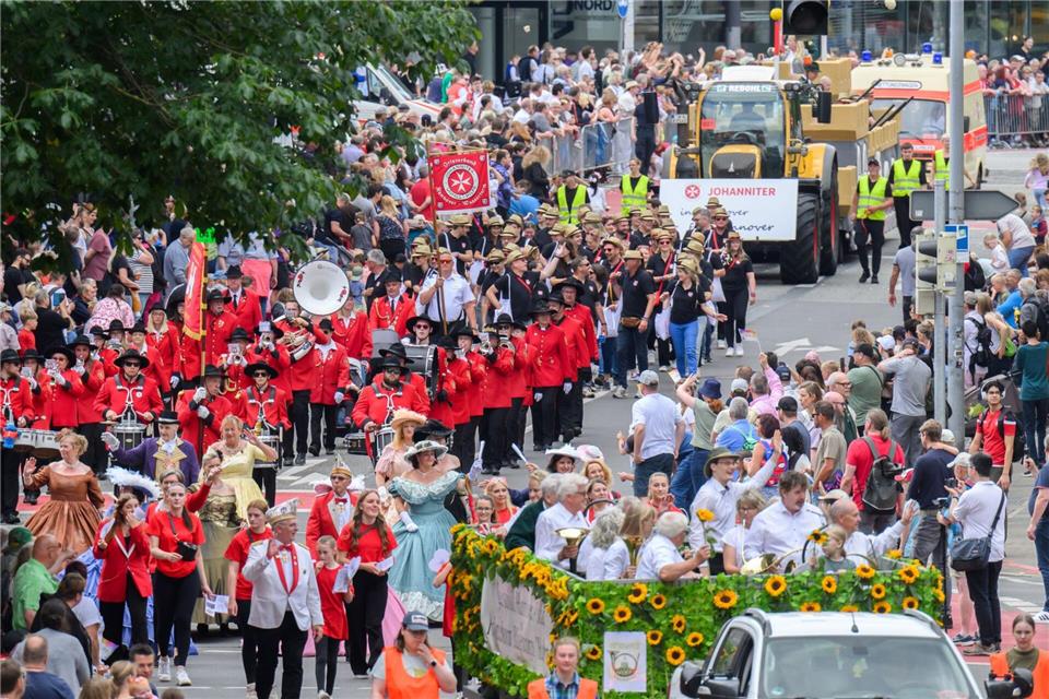 Teilnehmer gehen beim Schützenausmarsch in der Innenstadt. Julian Stratenschulte/dpa