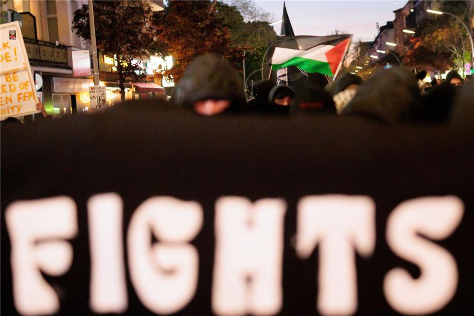 Teilnehmer halten ein Banner mit dem Wort „Fights“ während der Demonstration „Take back the Night“ im Berliner Bezirk Kreuzberg.Carsten Koall/dpa