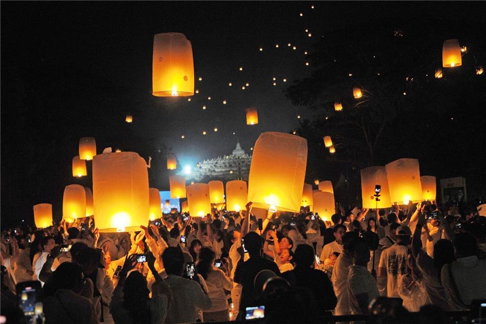 Teilnehmer lassen während des Vesak-Laternenfestes Laternen los.Dasril Roszandi/ZUMA Press Wire/dpa