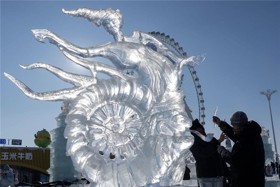 Teilnehmer legen letzte Hand an ihr Werk für den Eisskulpturenwettbewerb beim jährlichen Eis- und Schneefestival in Harbin in der chinesischen Provinz Heilongjiang.Ng Han Guan/AP/dpa