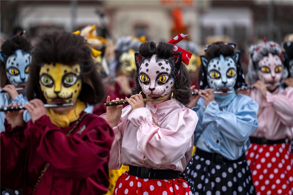 Teilnehmer mit Katzenmasken ziehen beim Fasnachts-Umzug in Basel durch die Straßen.Georgios Kefalas/KEYSTONE/dpa