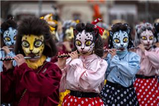 Teilnehmer mit Katzenmasken ziehen beim Fasnachts-Umzug in Basel durch die Straßen.Georgios Kefalas/KEYSTONE/dpa