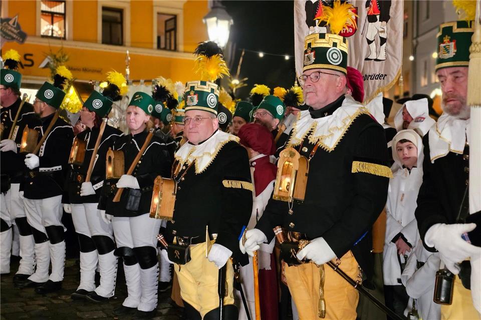 Teilnehmer stehen bei der traditionellen Bergparade im sächsischen Schwarzenberg.Mike Müller/dpa