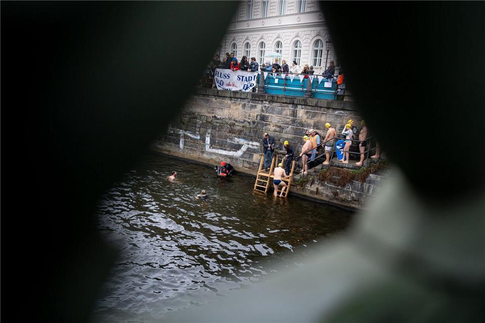 Teilnehmer steigen bei der Schwimmdemonstration gegen das Badeverbot in der Spree in Berlin ins Wasser.Fabian Sommer/dpa