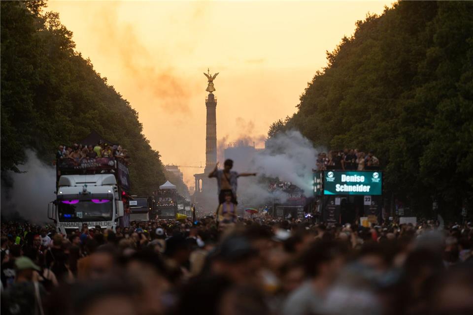 Teilnehmer tanzen bei der Demonstration „Rave The Planet Parade 2026“ während die Sonne untergeht.Christophe Gateau/dpa