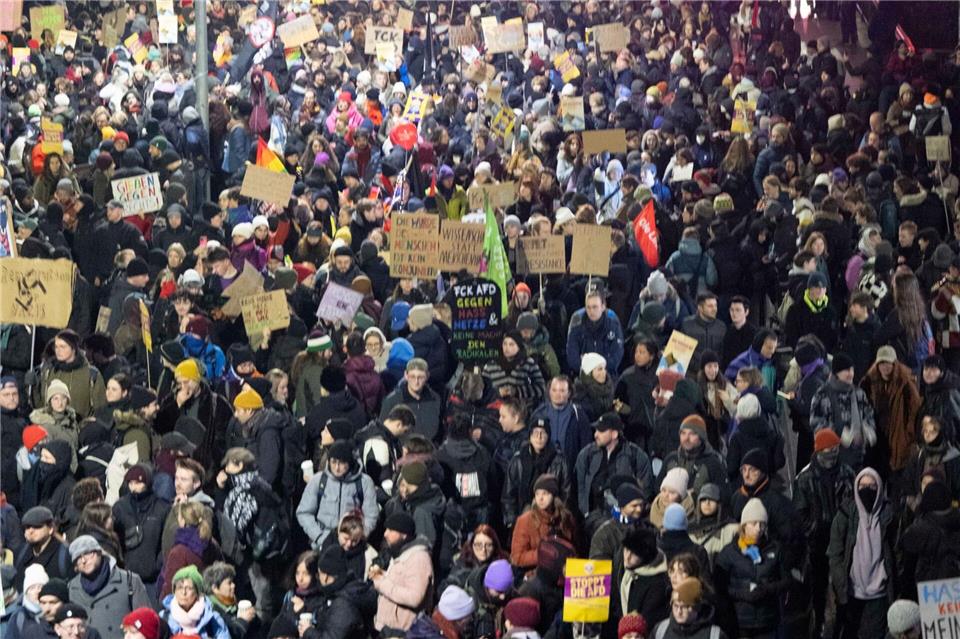 Teilnehmer unterschiedlicher Organisationen protestieren in Gießen gegen die Gründungsversammlung der neuen AfD-Jugendorganisation. Boris Roessler/dpa
