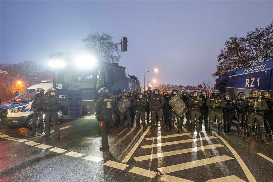 Teilnehmer unterschiedlicher Organisationen protestieren in Gießen gegen die Gründungsversammlung der neuen AfD-Jugendorganisation. Boris Roessler/dpa