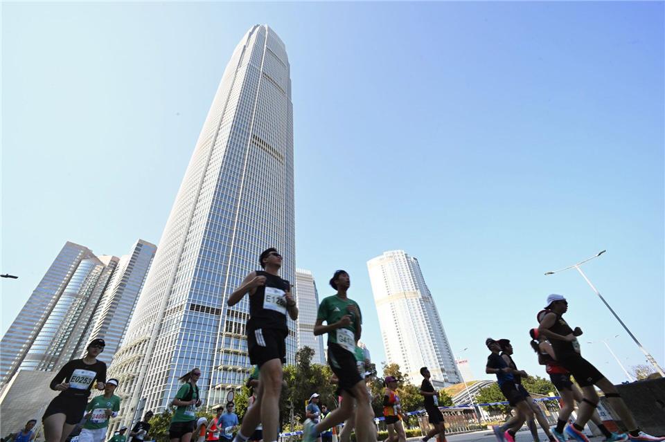 Teilnehmer von dem Hongkong-Marathon laufen durch die Innenstadt.Kobe Li/Nexpher via ZUMA Press Wire/dpa