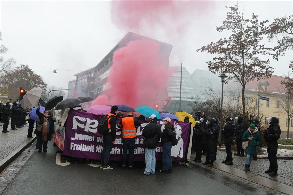 Teilnehmer zündeten Pyrotechnik, im Großen und Ganzen verlief die Demonstration laut Polizei bis zum Nachmittag aber friedlich.Bodo Schackow/dpa