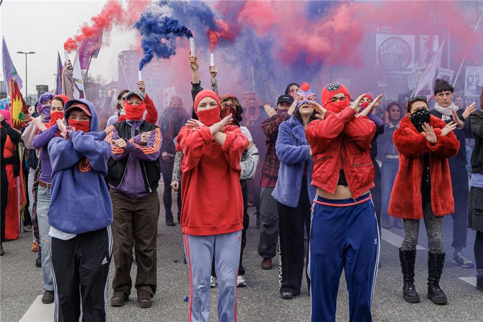 Teilnehmerinnen einer Demonstration zum Internationalen Frauentag machen mit Pyrotechnik auf sich aufmerksam.Markus Scholz/dpa