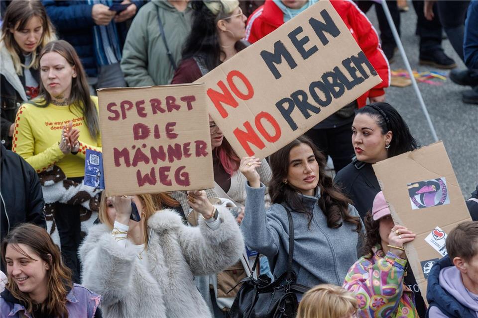 Teilnehmerinnen einer feministischen Demonstration äußern ihre Meinung auf Plakaten.Markus Scholz/dpa
