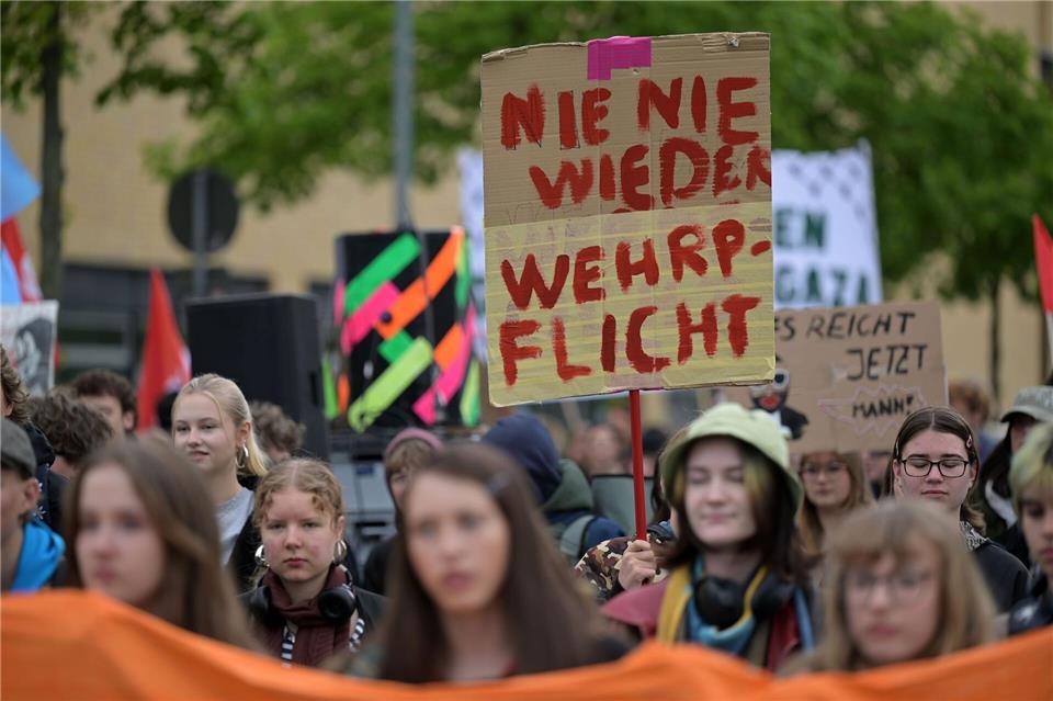 Teilnehmerinnen protestieren beim Schulstreik gegen die Wehrpflicht in Potsdam.Michael Bahlo/dpa