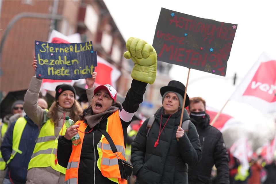 Teilnehmerinnen und Teilnehmer demonstrieren während des Warnstreiks auf dem Bahnhofsvorplatz in Bergedorf.Marcus Brandt/dpa