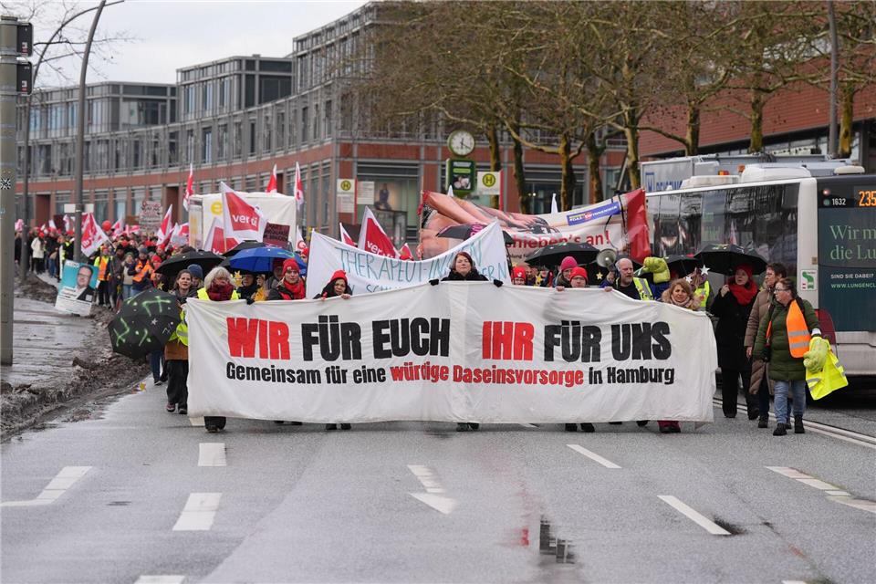 Teilnehmerinnen und Teilnehmer demonstrieren während des Warnstreiks auf dem Bahnhofsvorplatz in Bergedorf. Marcus Brandt/dpa