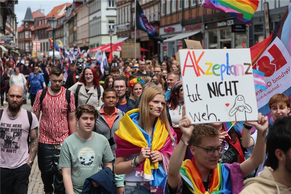 Teilnehmerinnen und Teilnehmer ziehen beim Christopher Street Day durch die Innenstadt von Wernigerode. (Archivbild) Matthias Bein/dpa