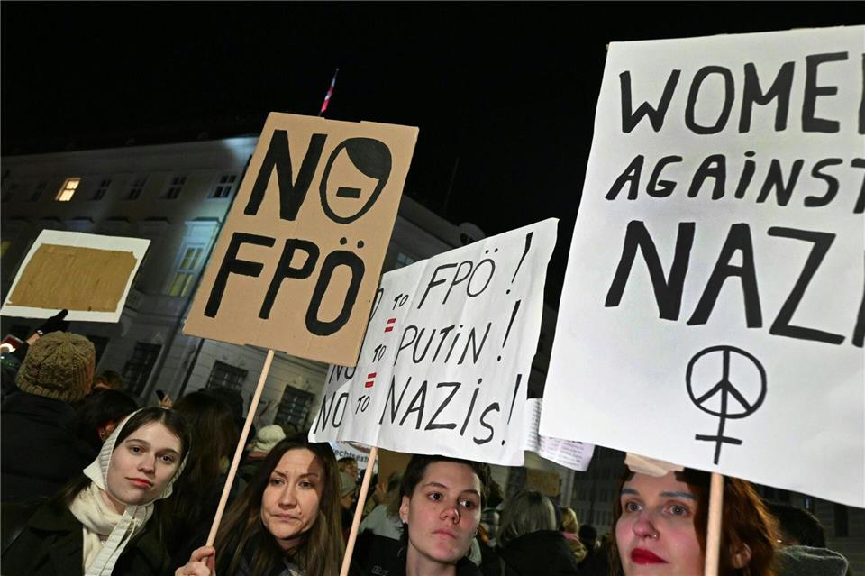 Teilnehmerinnen warnen vor der russlandfreundlichen und rechten Politik der FPÖ.Helmut Fohringer/apa/dpa