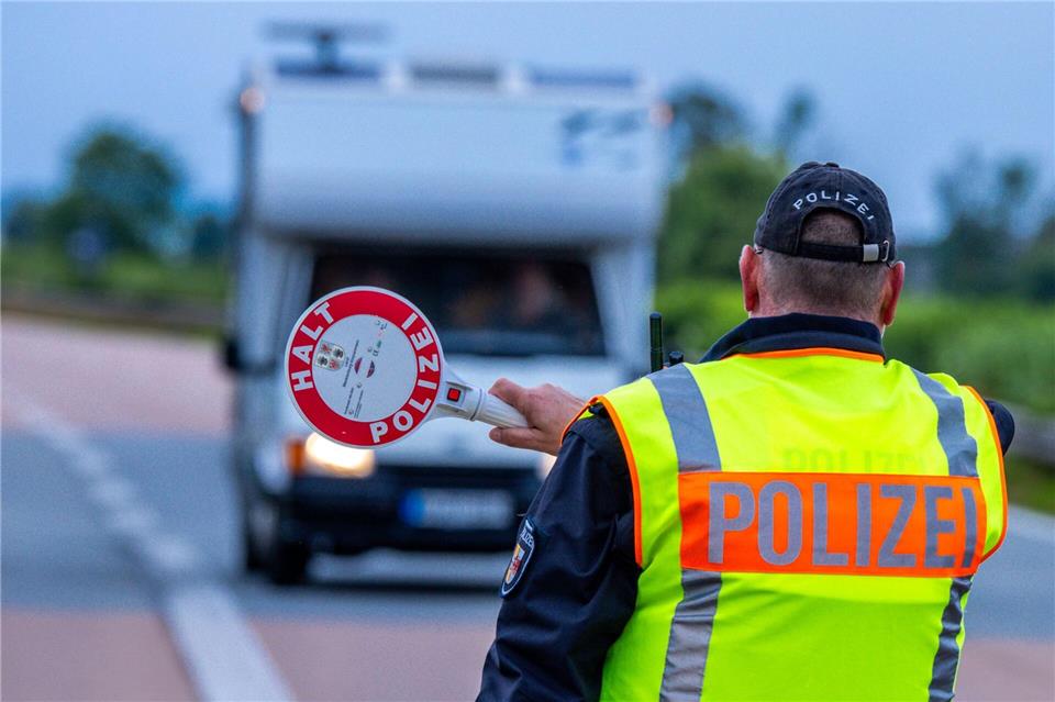 Teils auf die Waage müssen Wohnmobile, die von der Polizei kontrolliert werden. (Archivbild)Jens Büttner/dpa