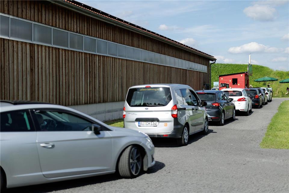 Teils bilden sich lange Schlangen vor dem Erdbeer-Drive-in. David Ebener/dpa