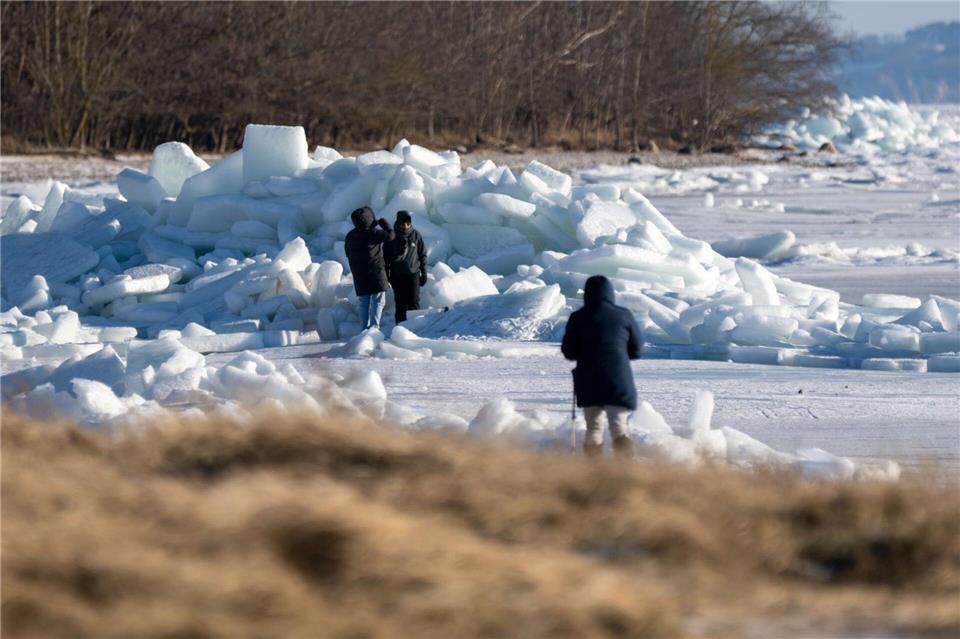Teils mehrere Meter hoch türmen sich Eisschollen am Greifswalder Bodden.Stefan Sauer/dpa