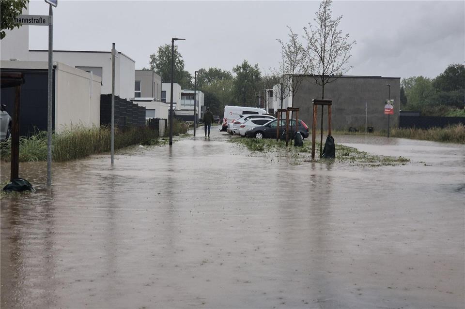 Teils stehen ganze Straßen unter Wasser.Sascha Thelen/dpa