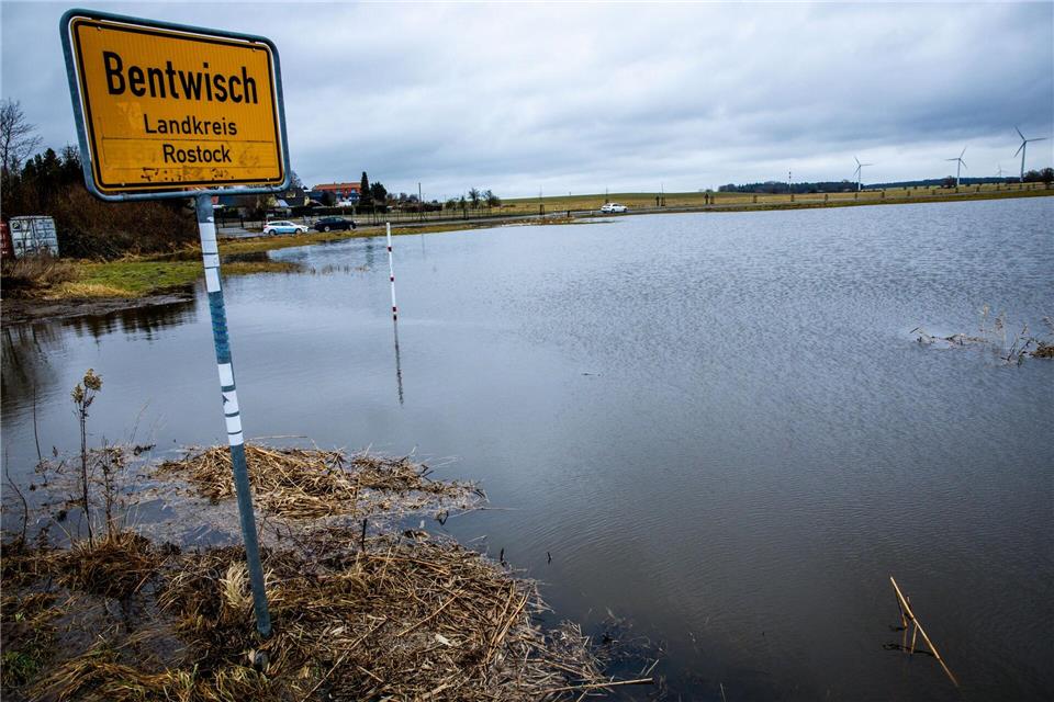 Teils verhinderten gefrorene Böden, dass das Wasser versickert.Jens Büttner/dpa