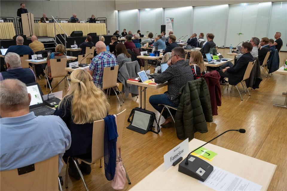 Teils wurde hitzig um die Bedeutung und das Hissen der Regenbogenfahne diskutiert.Stefan Sauer/dpa