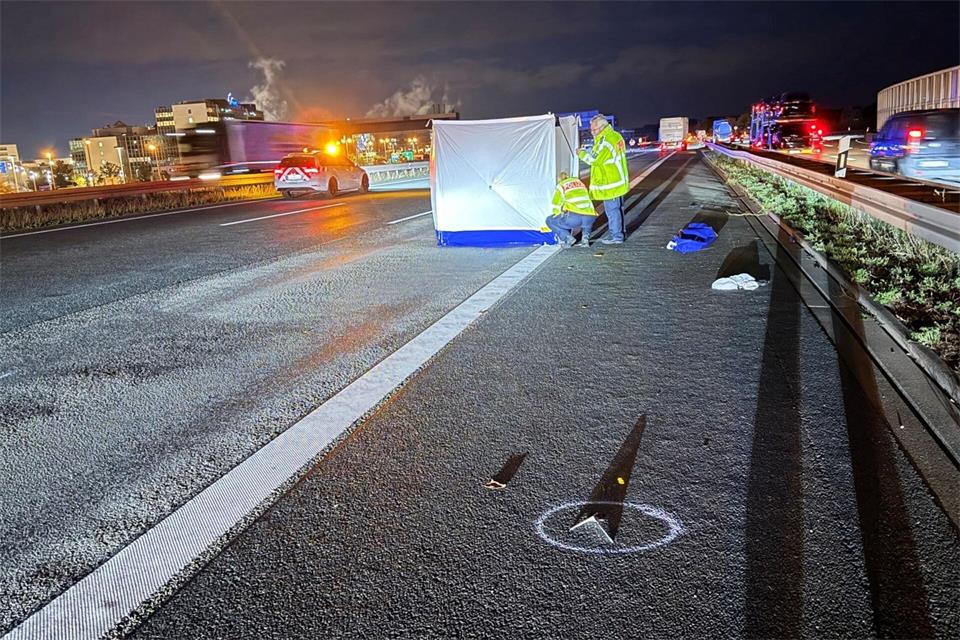 Teilsperrung der Autobahn 3: Ein Fußgänger ist bei ihrem Überqueren in Richtung Terminal 2 des Flughafens Frankfurt von einem Lastwagen erfasst und tödlich verletzt worden.Mike Seeboth/dpa