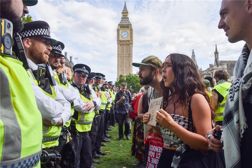 London: Tumulte und Festnahmen bei propalästinensischer Demo Teilweise soll es zu aggressivem Verhalten gegenüber Polizisten gekommen sein.Vuk Valcic/ZUMA Press Wire/dpa