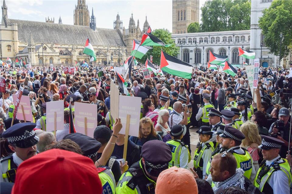 London: Tumulte und Festnahmen bei propalästinensischer Demo Teilweise soll es zu aggressivem Verhalten gegenüber Polizisten gekommen sein.Vuk Valcic/ZUMA Press Wire/dpa