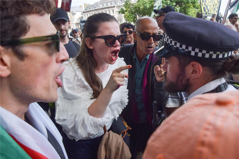 London: Tumulte und Festnahmen bei propalästinensischer Demo Teilweise soll es zu aggressivem Verhalten gegenüber Polizisten gekommen sein.Vuk Valcic/ZUMA Press Wire/dpa