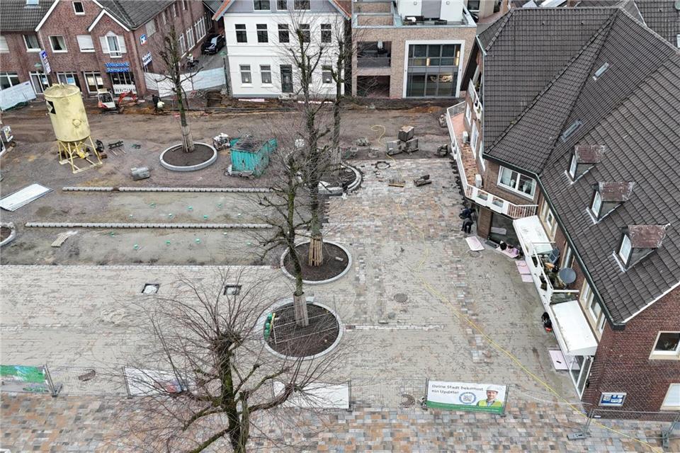 Teilweise werden wieder Fußgängerwege über den Burgplatz in Ramsdorf freigegeben.