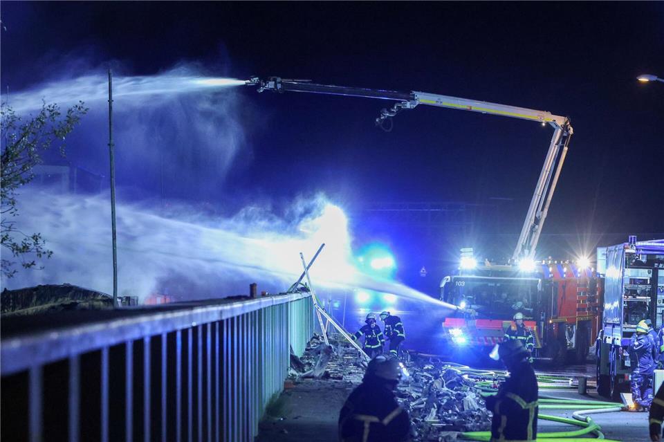 Teilweise wurde deshalb ein Sperrradius von 400 Metern rund um den Brandort eingerichtet. Bodo Marks/dpa