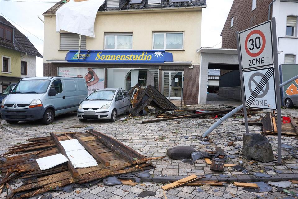 Teilweise wurden Fenster mit den Rahmen in die Gebäude gedrückt, eine solche Kraft habe der Wind gehabt.Thomas Frey/dpa