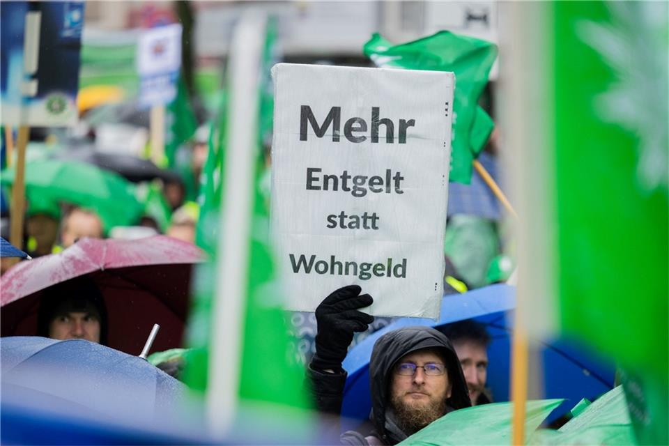 Teinnehmer einer Demonstration eines Gewerkschaftsbündnisses von Verdi, GEW, GdP und dbb sind auf dem Weg zu einer gemeinsamen Kundgebung vor dem Landtag.