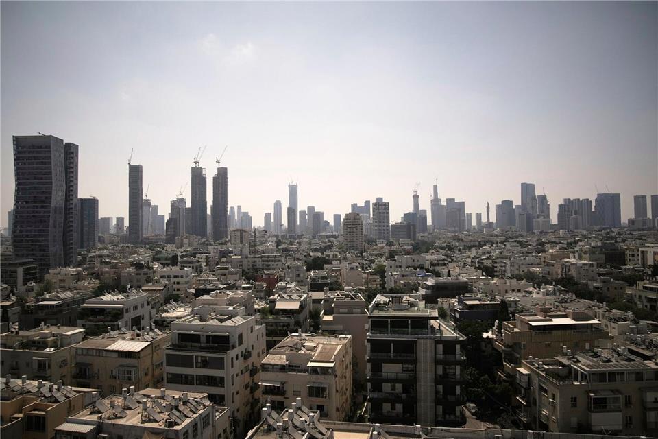 Tel Aviv - hier am Bild - und Haifa wurden seit 2024 mehrfach Ziel von Angriffen der Hisbollah. (Archivbild)Leo Correa/AP/dpa