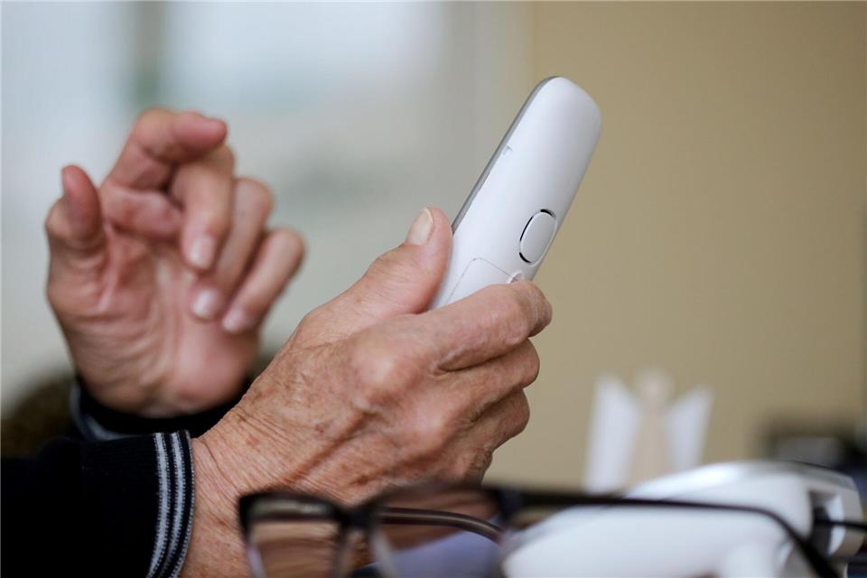 Telefonbetrüger versuchten es bei dem Mann aus Ingolstadt mit derselben Masche. (Symbolbild)Roland Weihrauch/dpa