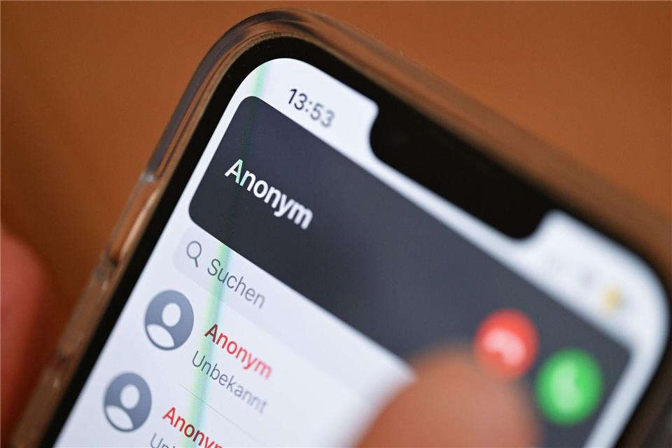 Telefonisch erzeugen die Täter eine Ausnahmesituation. (Symbolbild)  Bernd Weißbrod/dpa