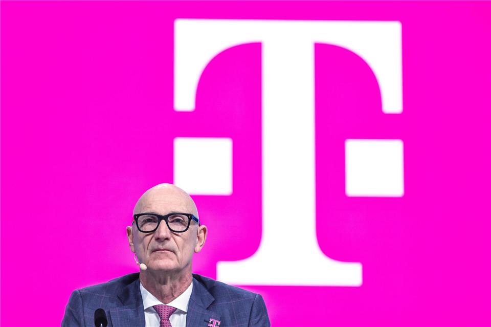 Telekom-Chef Tim Höttges geht auf Kuschelkurs zu US-Technologieriesen. Oliver Berg/dpa