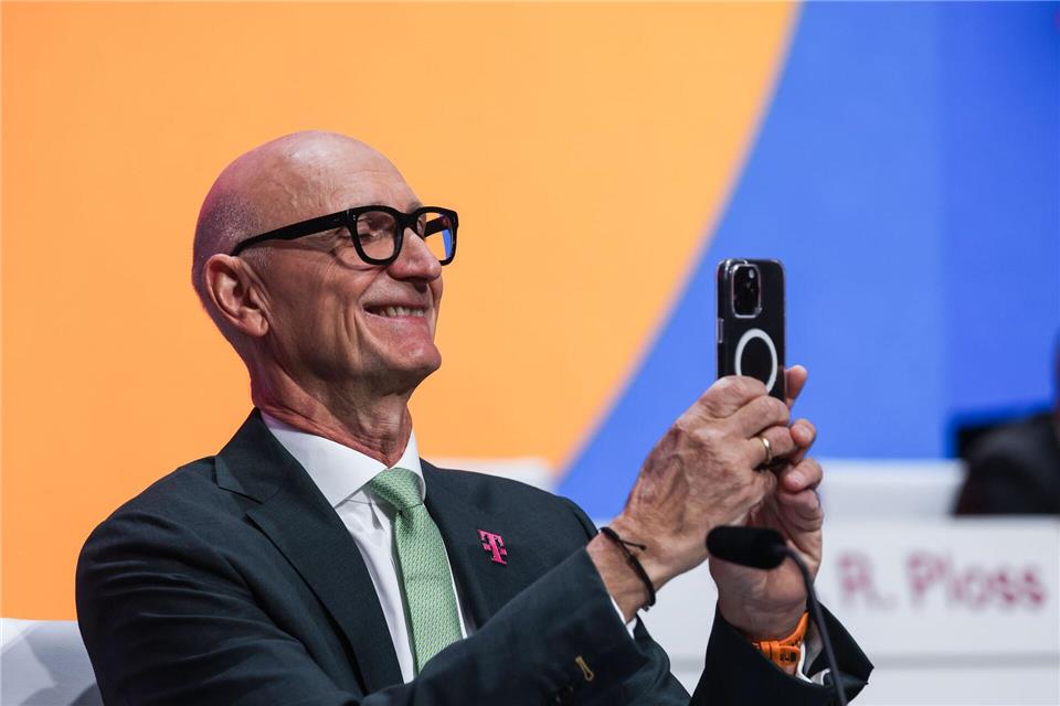 Telekom-Chef Tim Höttges peilt Investitionen in neue Rechenzentren an, um den Datenhunger im KI-Zeitalter zu stillen. (Archivbild)Oliver Berg/dpa