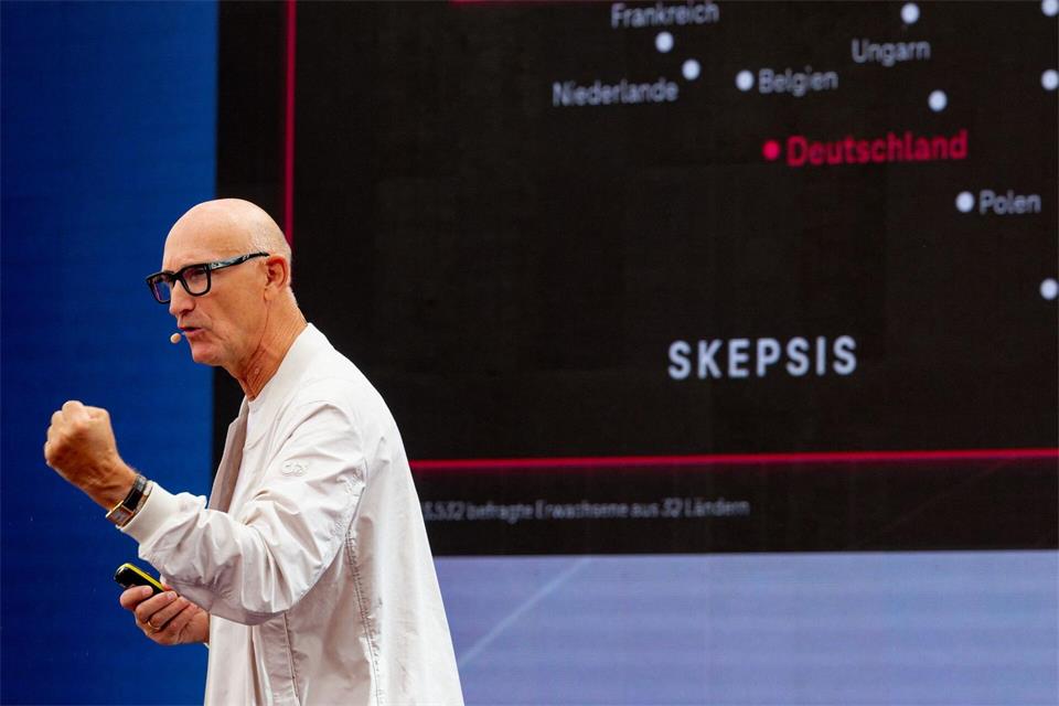 Telekom-Chef Tim Höttges warnt vor Pessimismus beim Thema KI.Henning Kaiser/dpa
