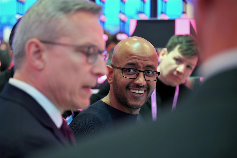 Telekom-Technologievorstand Abdu Mudesir (Mitte) bei einem Messerundgang mit Bundesdigitalminister Karsten Wildberger (links). Wolf von Dewitz/dpa