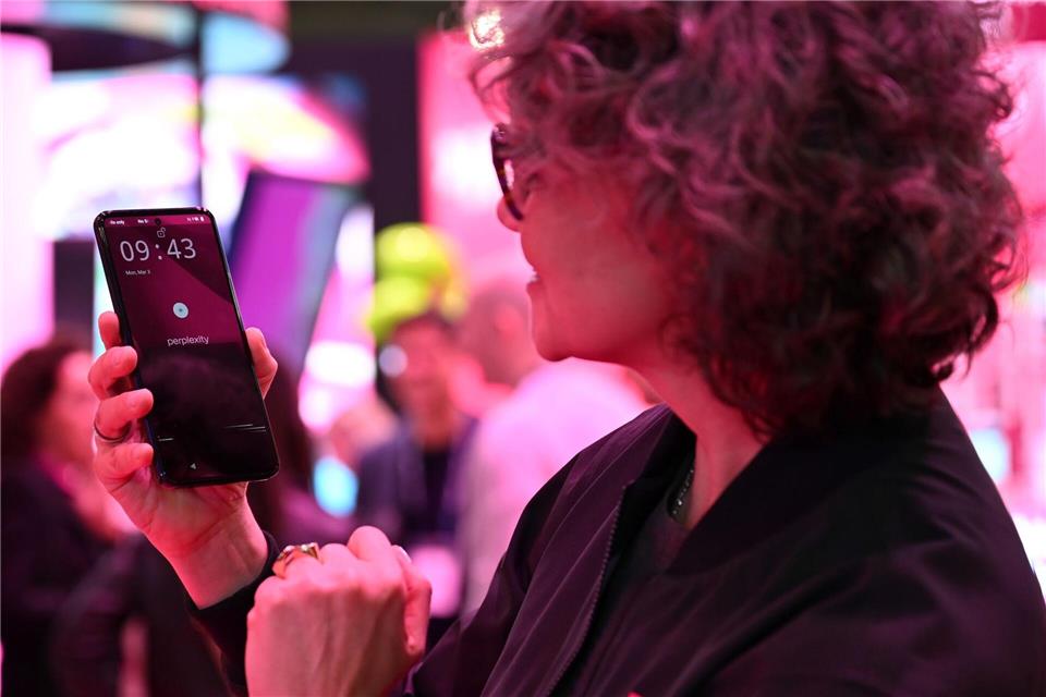 Telekom-Vorständin Claudia Nemat spricht mit dem KI-Assistenten von Perplexity.Wolf von Dewitz/dpa