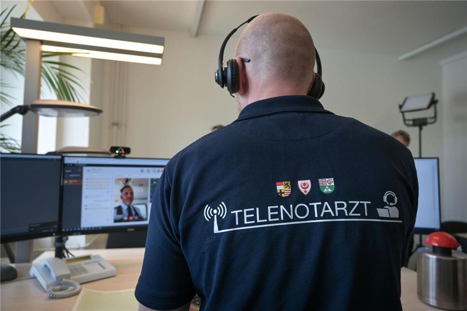 Telenotärzte helfen aus der Ferne. (Archivbild)Heiko Rebsch/dpa