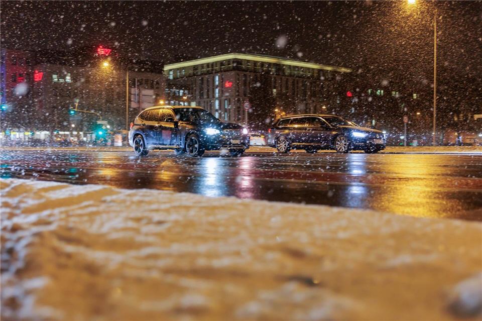Temperaturen rund um den Gefrierpunkt, Schnee und Regen können Straßen in Rutschbahnen verwandeln. (Archivbild)Jörg Halisch/dpa