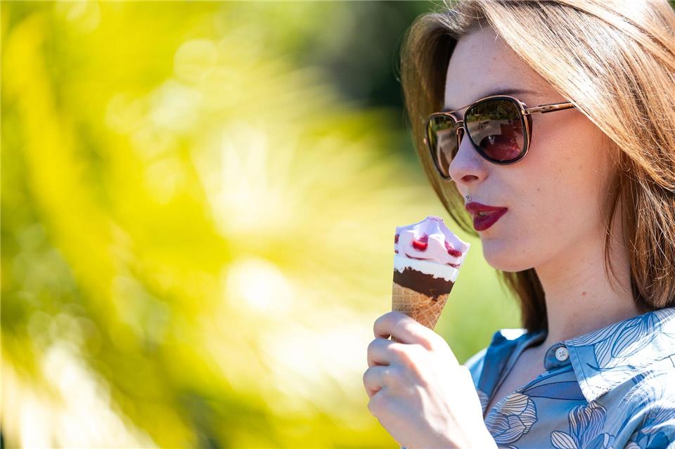 Temperaturen von teils über 31 Grad – perfektes Wetter für ein Eis.Laszlo Pinter/dpa