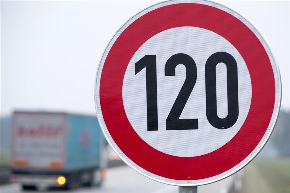 Tempo 120, wie hier auf einer Autobahn in Mecklenburg-Vorpommern, sorgt für einen Streit vor dem Verwaltungsgericht in Münster. (Symbolbild)Jens Büttner/dpa-Zentralbild/dpa