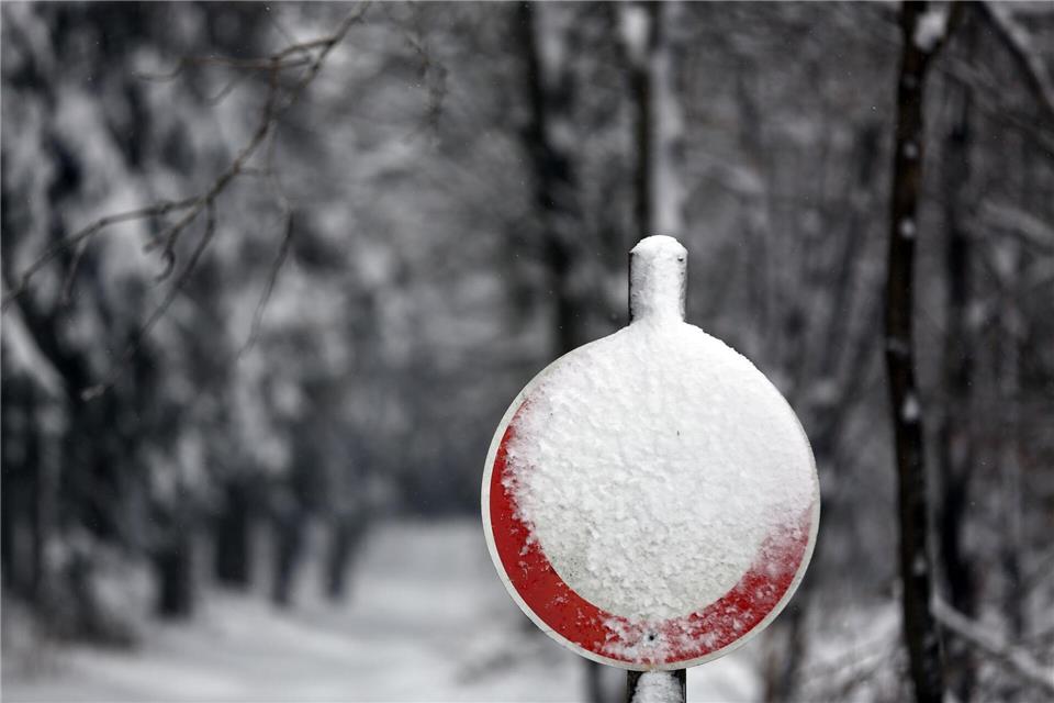 Tempolimits und andere runde Schilder sind bei starker Verschneiung oft nicht mehr erkennbar: Eine Befolgung kann dann nicht immer erwartet werden.Ina Fassbender/dpa-tmn